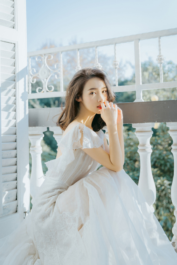 露背性感美女薄纱长裙妩媚写真