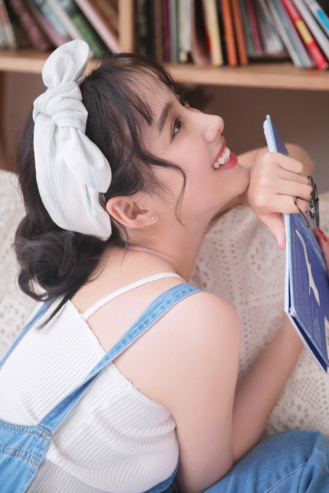 吊带美少女私房清新写真