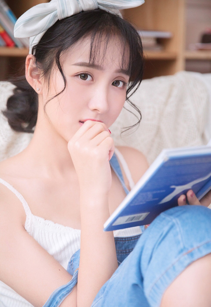吊带美少女私房清新写真