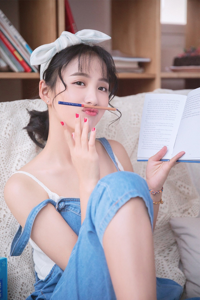 吊带美少女私房清新写真