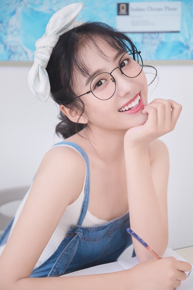 吊带美少女私房清新写真
