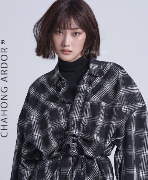 今年的秋冬发型流行趋势美女自拍照
