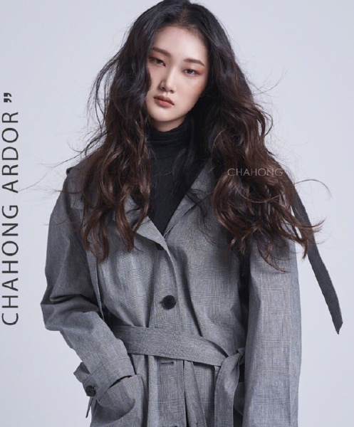 今年的秋冬发型流行趋势美女自拍照