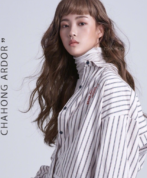今年的秋冬发型流行趋势美女自拍照