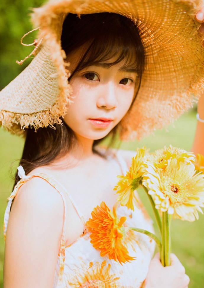 充满阳光夏日气息的清纯美女户外写真