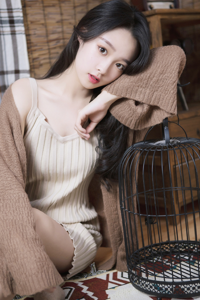 性感美女白嫩美腿私房诱人极品写真