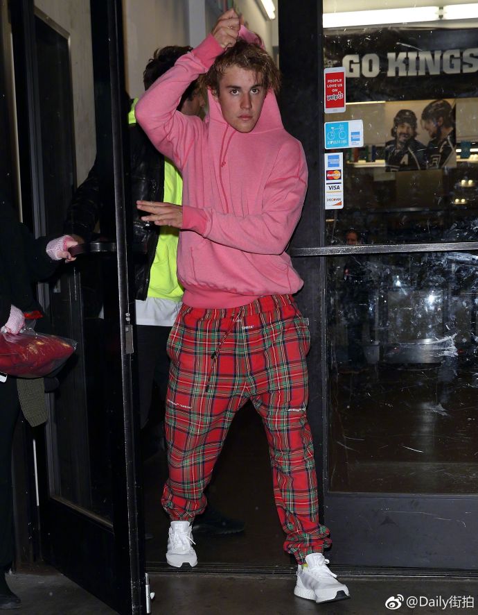 欧美男明星Justin Bieber变身“粉色少年”在洛杉矶