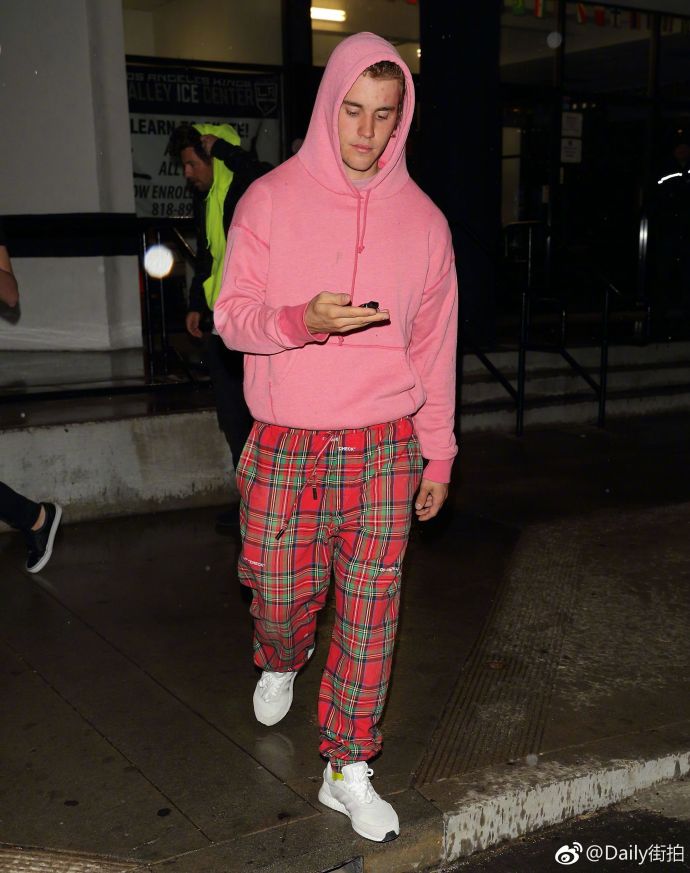 欧美男明星Justin Bieber变身“粉色少年”在洛杉矶