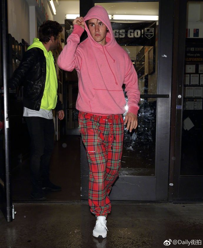 欧美男明星Justin Bieber变身“粉色少年”在洛杉矶