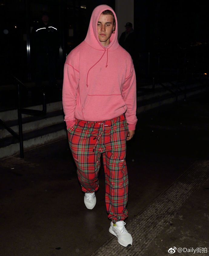 欧美男明星Justin Bieber变身“粉色少年”在洛杉矶