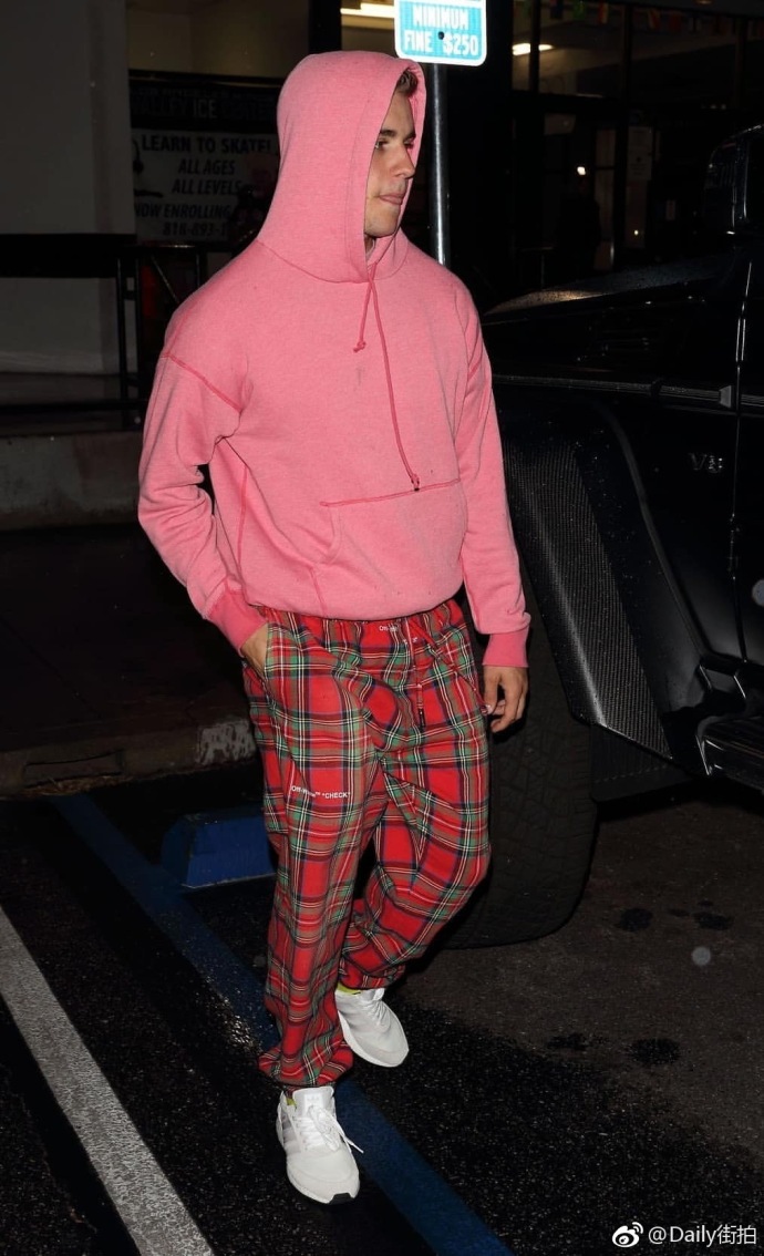 欧美男明星Justin Bieber变身“粉色少年”在洛杉矶
