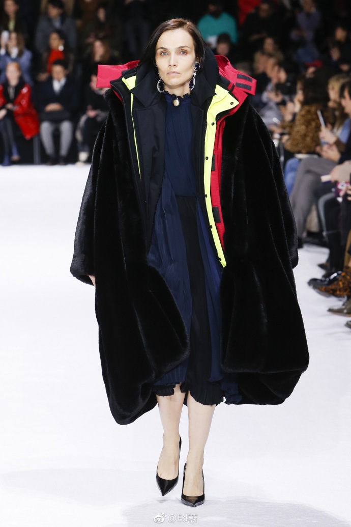 巴黎时装周Balenciaga2018层层叠叠的外套和大衣是本