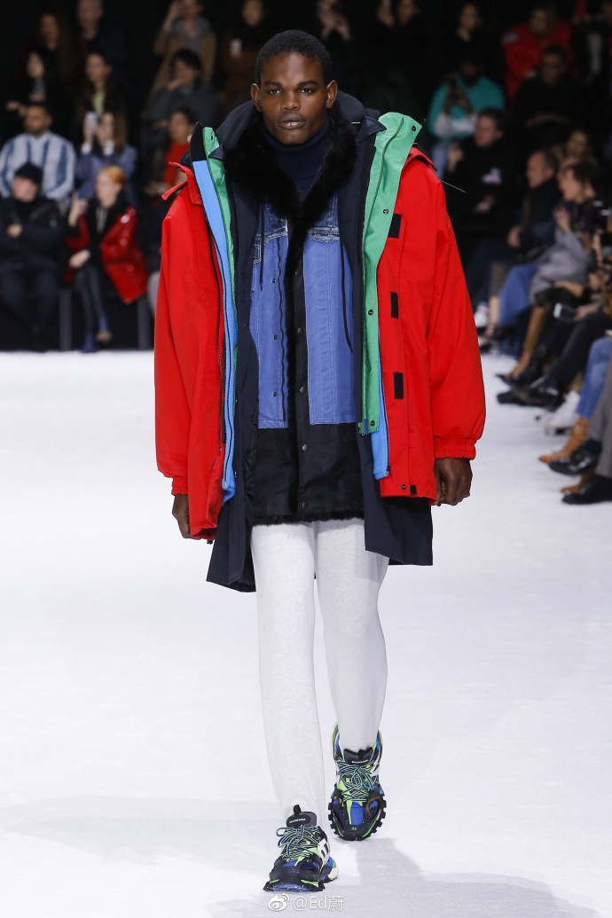 巴黎时装周Balenciaga2018层层叠叠的外套和大衣是本