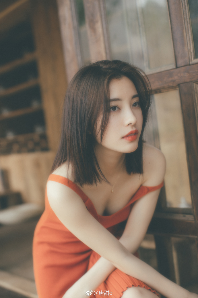 清纯美女唐甜吊带裙唯美写真