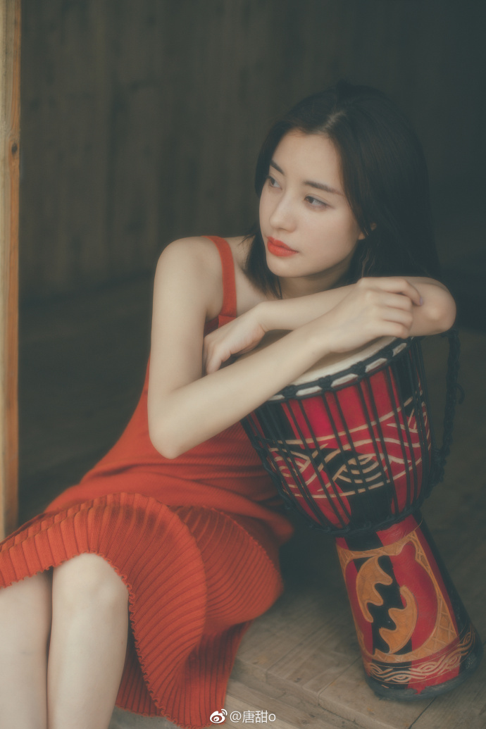 清纯美女唐甜吊带裙唯美写真