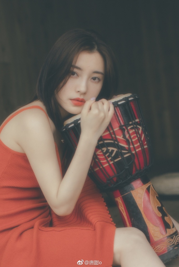 清纯美女唐甜吊带裙唯美写真