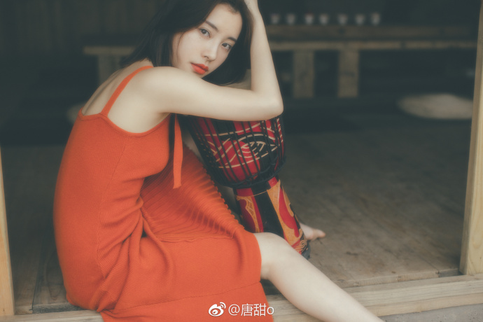 清纯美女唐甜吊带裙唯美写真