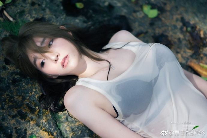 性感美女户外湿身性感图片