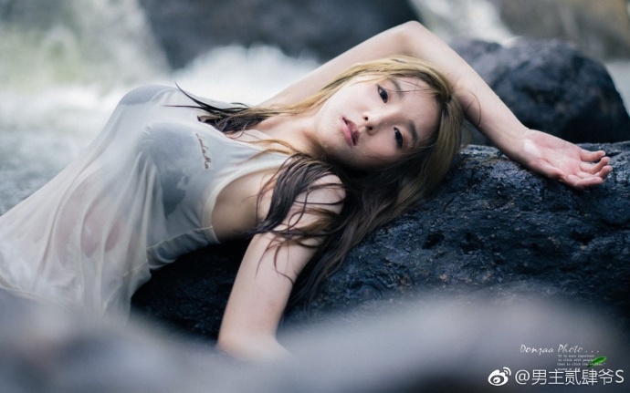 性感美女户外湿身性感图片