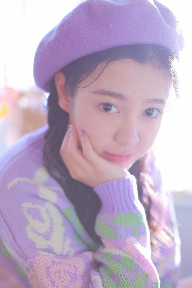 紫色调清纯女孩紫色贝雷帽可爱写真