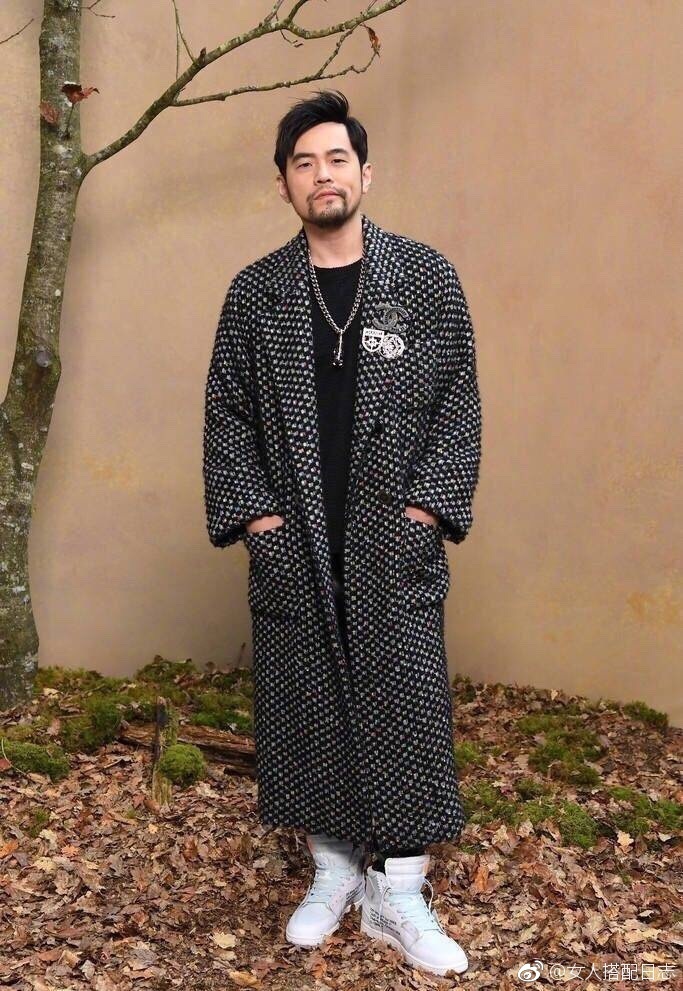 台湾明星夫妻周杰伦昆凌巴黎时装周合体秀恩爱