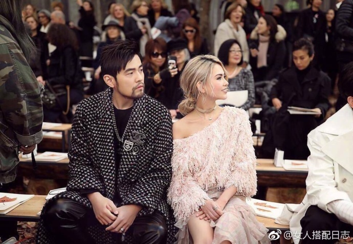 台湾明星夫妻周杰伦昆凌巴黎时装周合体秀恩爱