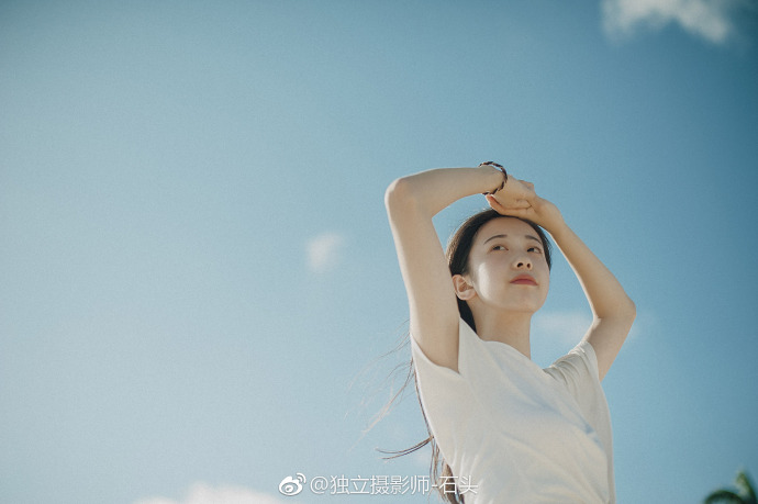 清纯美女白色衬衫搭配黑裙唯美写真