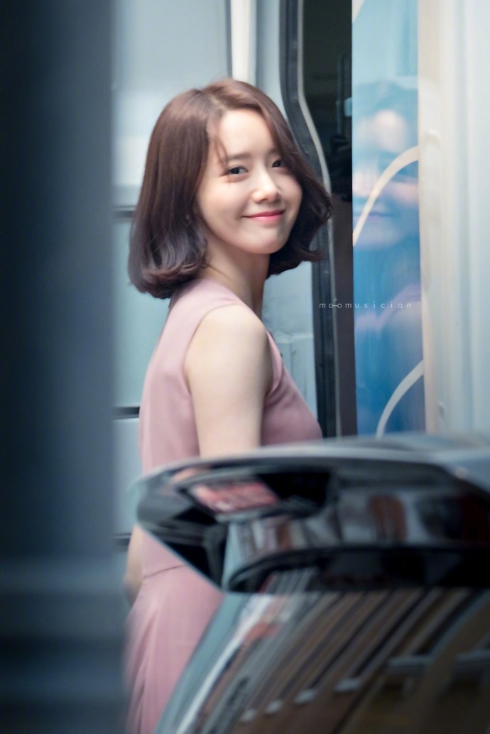 韩国美女明星林允儿仙女的回头杀美颜图片