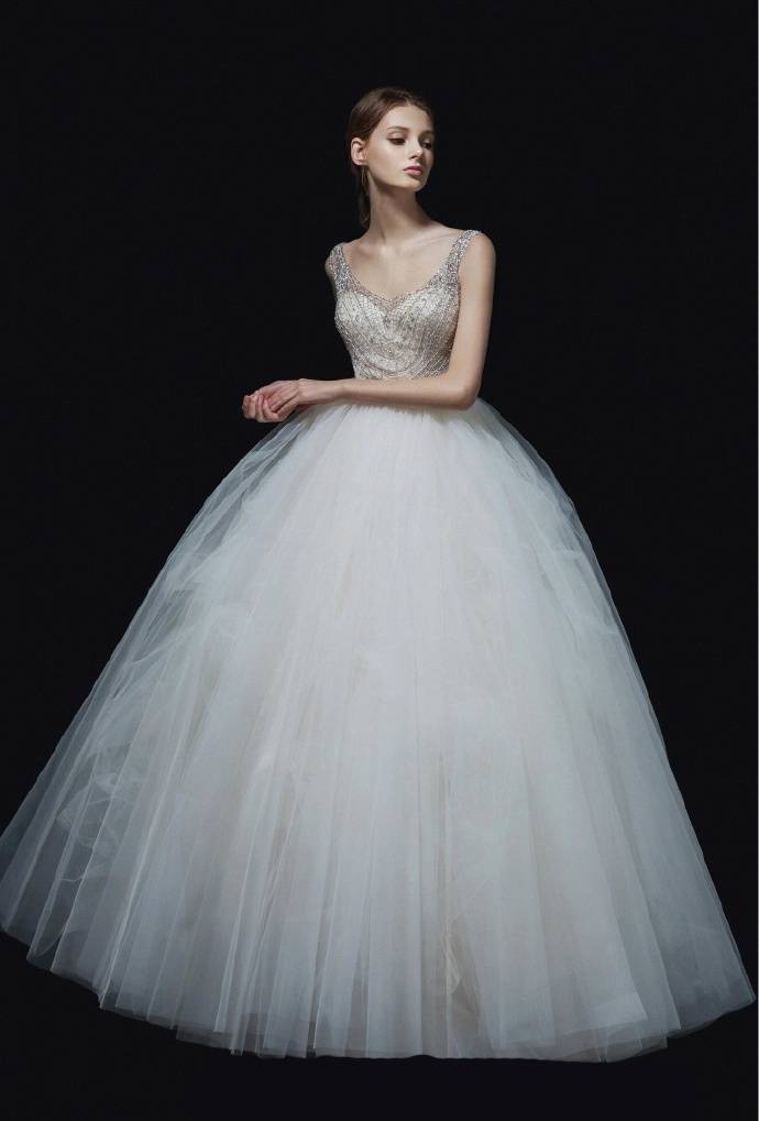 唯美纯白色婚纱礼服图片