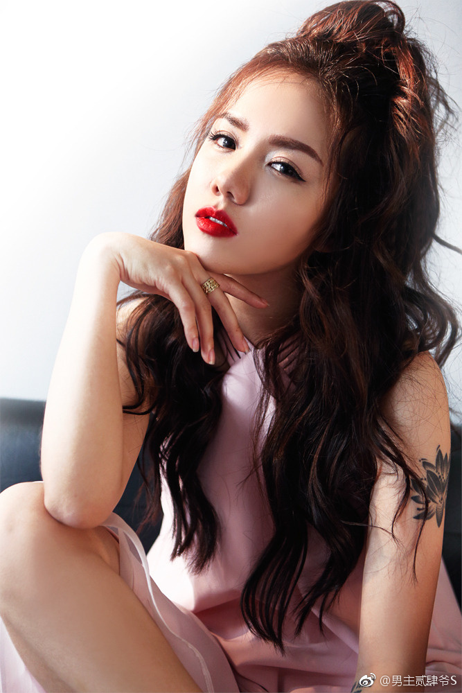 卷发美女性感迷离眼神性感写真