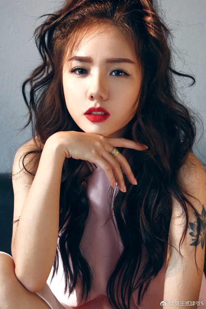 卷发美女性感迷离眼神性感写真