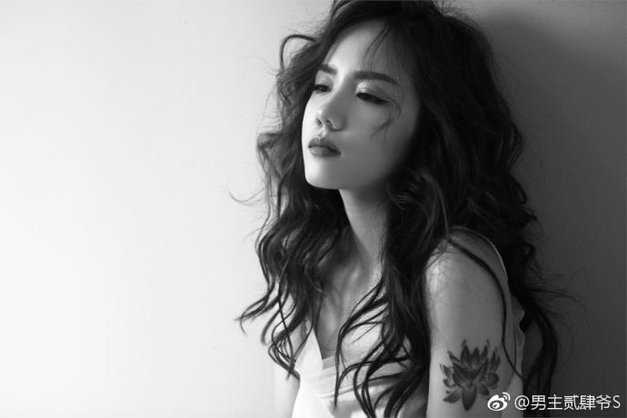 卷发美女性感迷离眼神性感写真
