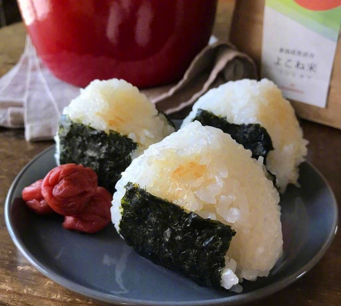 日式料理_日式三角饭团图片