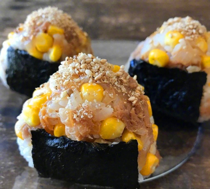 日式料理_日式三角饭团图片