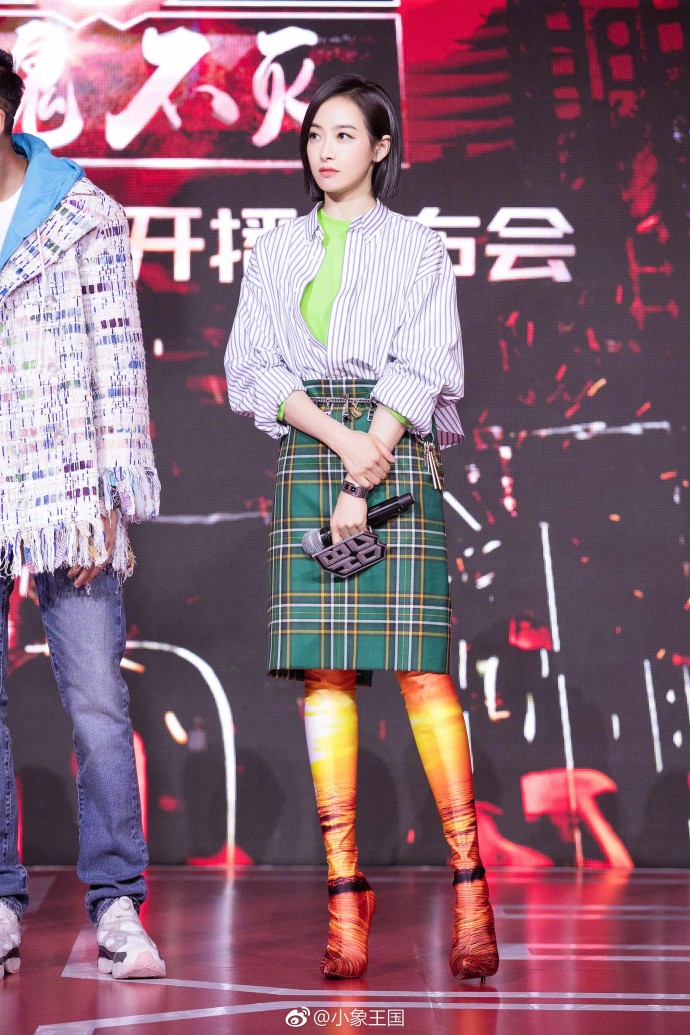 大眼美女明星宋茜一身Balenciaga2018春夏系列亮相热