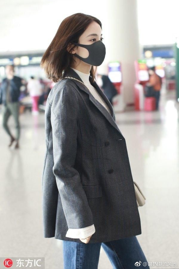 新疆美女明星古力娜扎现身机场牛仔阔腿裤搭配