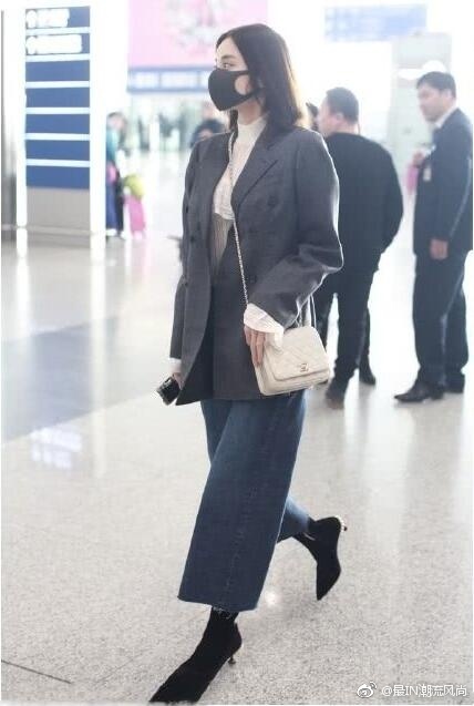 新疆美女明星古力娜扎现身机场牛仔阔腿裤搭配