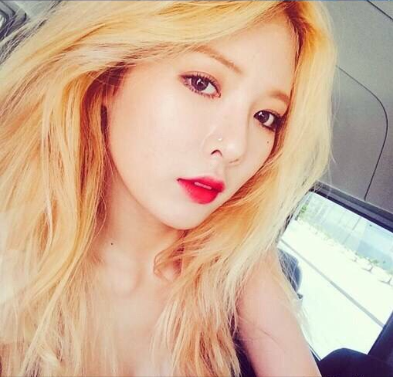 韩国美女明星性感小野马金泫雅图片
