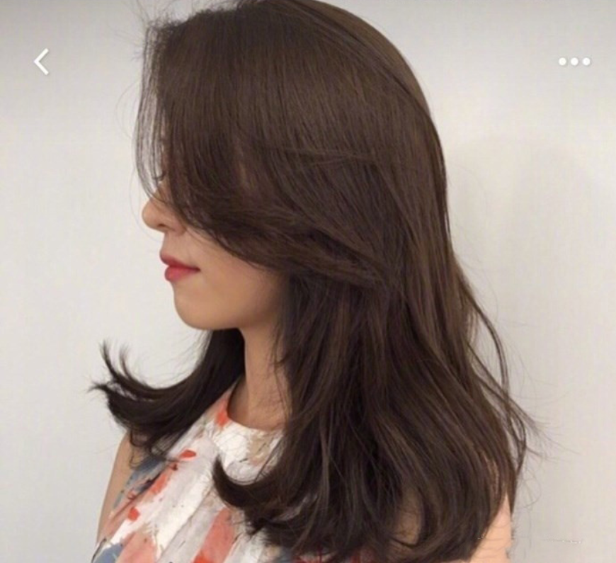 美女自拍展示一种自然又好打理的烫发发型图片