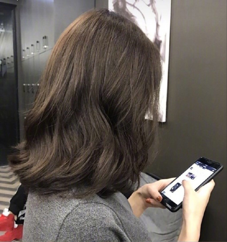 美女自拍展示一种自然又好打理的烫发发型图片