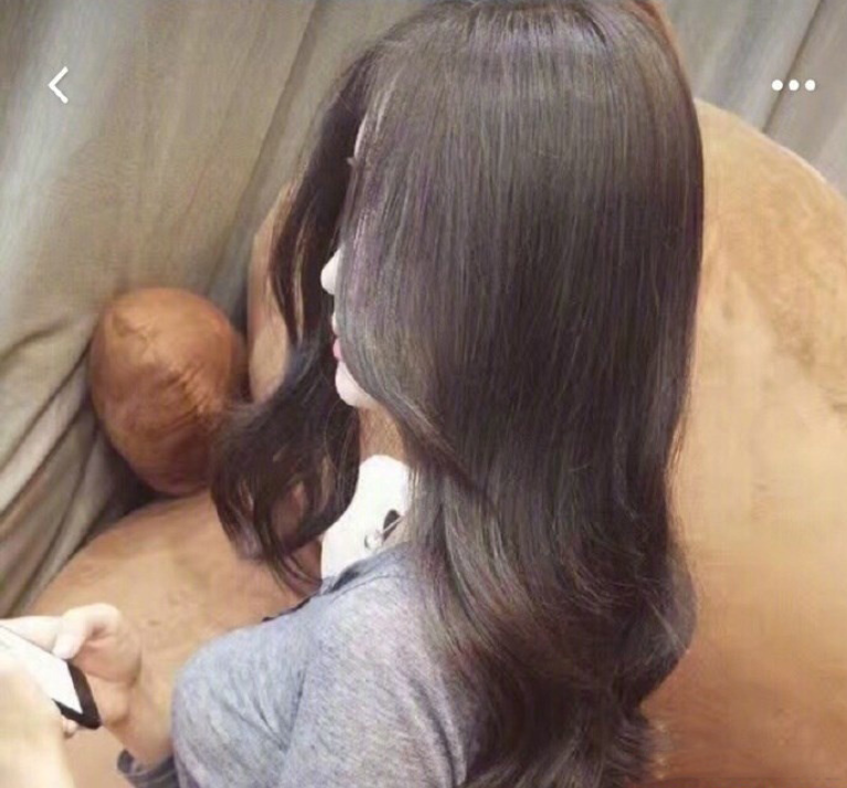 美女自拍展示一种自然又好打理的烫发发型图片