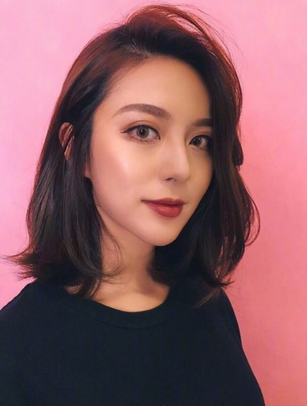 美女自拍展示一种自然又好打理的烫发发型图片