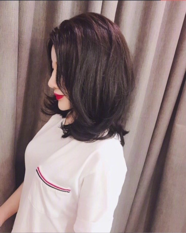 美女自拍展示一种自然又好打理的烫发发型图片