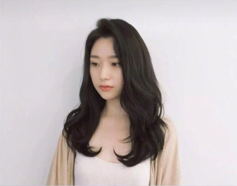 美女自拍展示一种自然又好打理的烫发发型图片