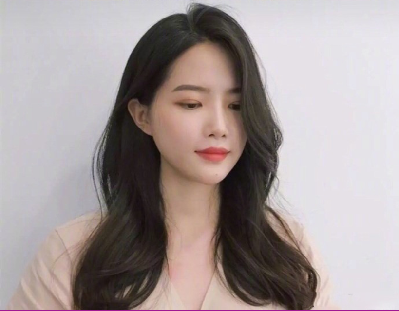 美女自拍展示一种自然又好打理的烫发发型图片