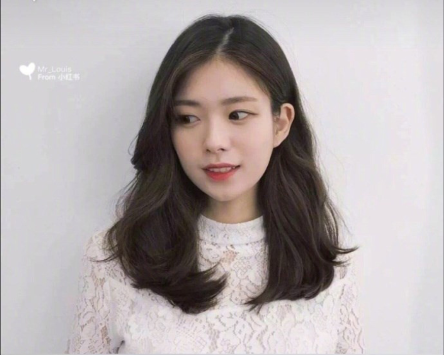 美女自拍展示一种自然又好打理的烫发发型图片