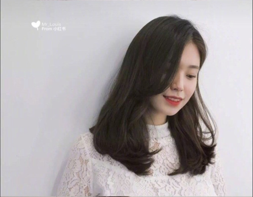 美女自拍展示一种自然又好打理的烫发发型图片