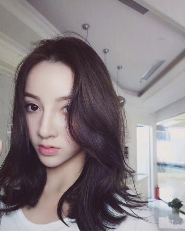 美女自拍展示一种自然又好打理的烫发发型图片
