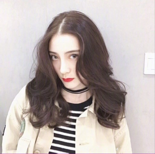 美女自拍展示一种自然又好打理的烫发发型图片