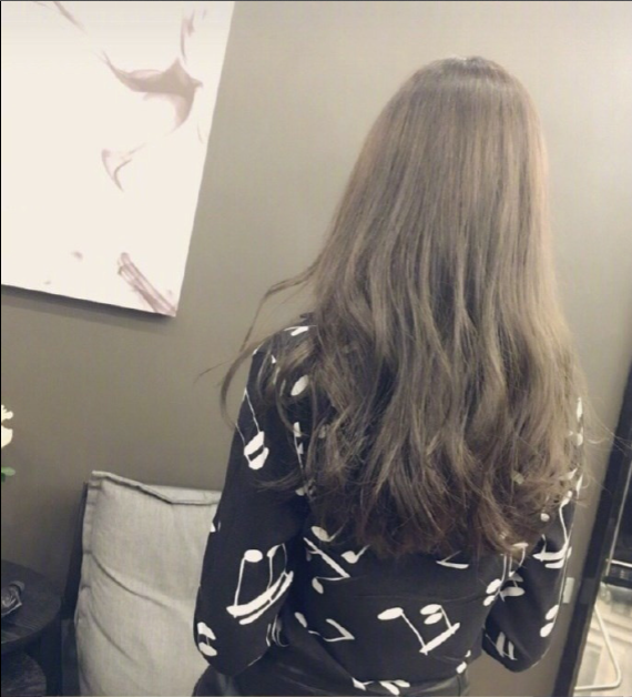 美女自拍展示一种自然又好打理的烫发发型图片